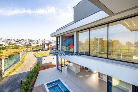 Casa nova à venda em condomínio de Campinas, marcenaria pronta, 3 suítes amplas sendo 1 master, 2 escritórios.